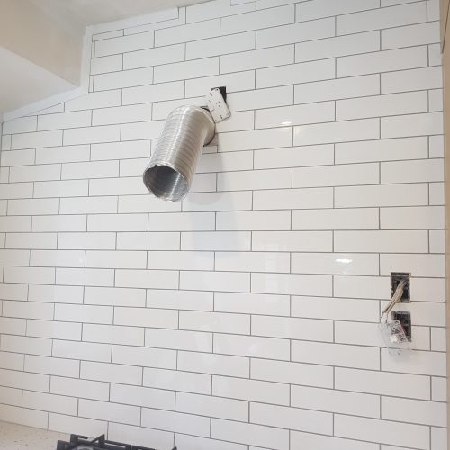 Auckland tiling project by Top End Tiling: Stylish kitchen with subway splashback.