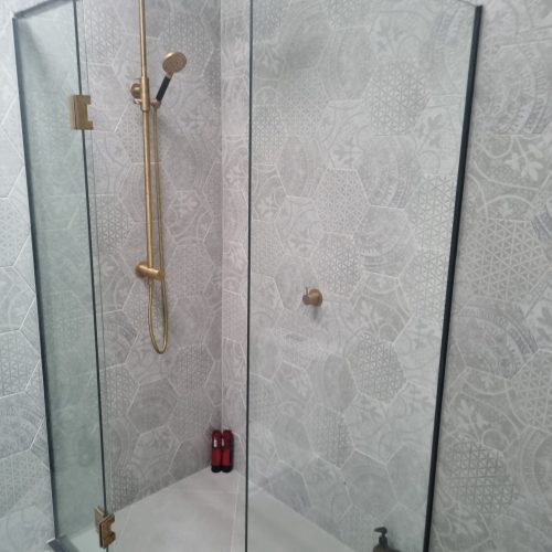 Experienced tiler Auckland: Top End Tiling creates stunning bathrooms with detailed tile installations.