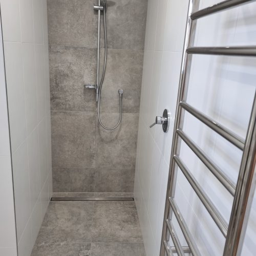 Professional tiling service in Northshore: Top End Tiling delivers stunning shower walls.