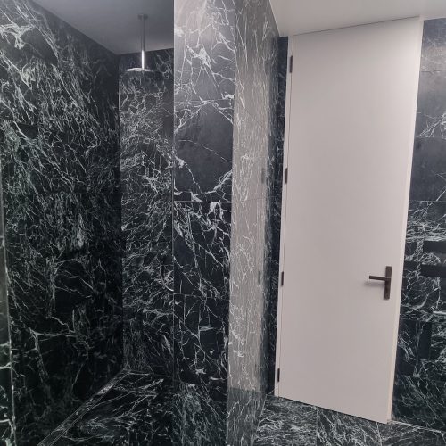 Top End Tiling: Expert bathroom tiling using natural stone in a 1/3 break pattern with clear cut mitre edges.