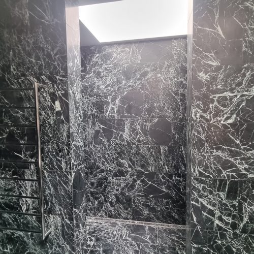 Top End Tiling, leading tiling contractor, showcasing beautiful natural stone with a 1/3 break pattern and perfect mitre edge finish.